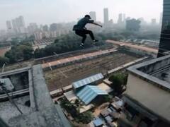 Watch: मुंबई की ऊंची इमारतों पर छलांग लगाता ये शख्स उड़ा देगा आपके होश, देखिए वायरल वीडियो