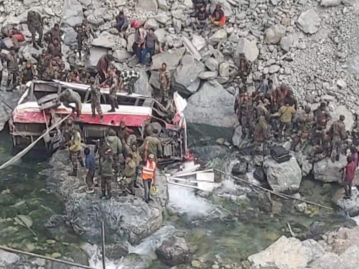 लडाखमधील वाहन अपघातात साताऱ्याचा सुपुत्र शहीद, विसापूर गावावर शोककळा Satara's son Subhedar Vijay Sarjerao Shinde martyred in a road accident in Ladakh लडाखमधील वाहन अपघातात साताऱ्याचा सुपुत्र शहीद, विसापूर गावावर शोककळा