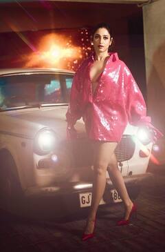 Tamannaah pics: பழைய பியட் காரில் பளபளக்கும் மில்க் பியூட்டி தமன்னா...!
