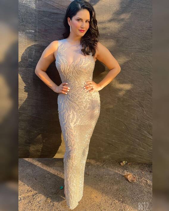 Sunny Leone Pics: काले लिबास में अप्सरा सी बनकर सनी लियोनी ने बढ़ाया इंटरनेट का पारा, ग्लैमरस अदा देख फैन्स हुए कायल !