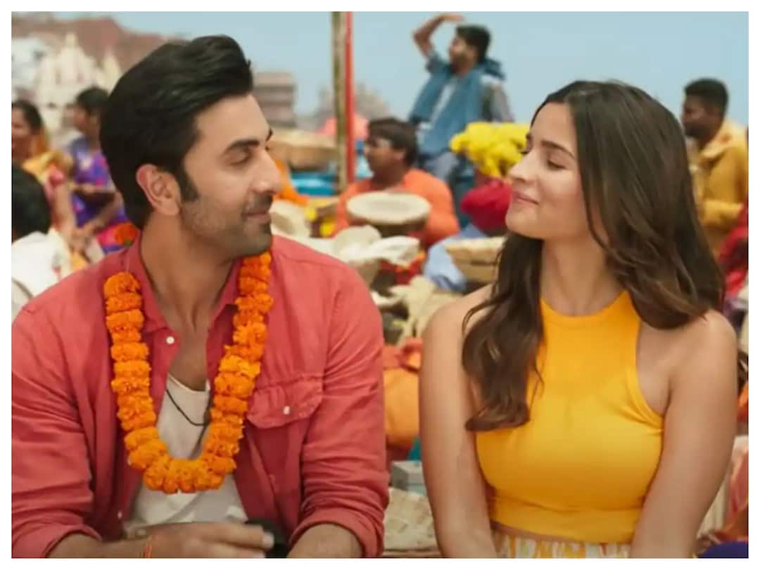 Brahmastra's Kesariya releases in Telugu, Titled Kumkumala Brahmastra: 'బ్రహ్మాస్త్ర' సాంగ్ - ప్రోమో రిలీజ్ చేసిన రాజమౌళి