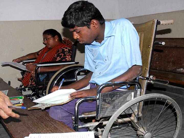 TNPSC, TRB: Exemption for Persons with Disabilities to Write Compulsory Tamil Language Exam TNPSC TRB Exam: கட்டாயமில்லை; டிஎன்பிஎஸ்சி உள்ளிட்ட தேர்வுகளில் மாற்றுத்திறனாளிகளுக்கு ஆஃபர் அளித்த அரசு