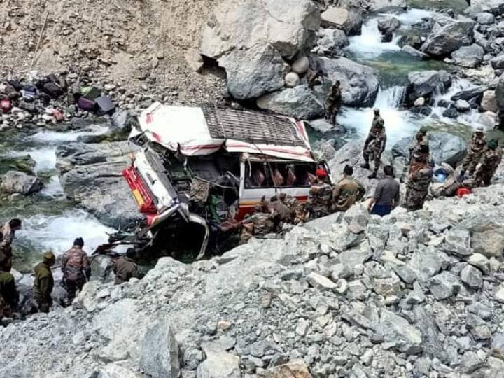 लद्दाख के तुरतुक सेक्टर में एलओसी के करीब सेना की एक बस के श्योक नदी में गिरने से सात सैनिकों की मौत हो गई. बस में सवार 19 अन्य सैनिकों को गंभीर चोट लगने के बाद चंडीगढ़ स्थित कमान हॉस्पिटल ले जाया गया है.