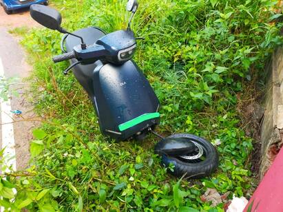 Ola Electric Scooter Issue User Complains Front Suspension Broke while Riding Vehicle Ola Scooter Issue: ஓலா எலக்டிரிக் ஸ்கூட்டர் மீது மேலும் ஒரு புதிய புகார்... அடுத்தடுத்து சிக்கலில் சிக்கும் நிறுவனம்..