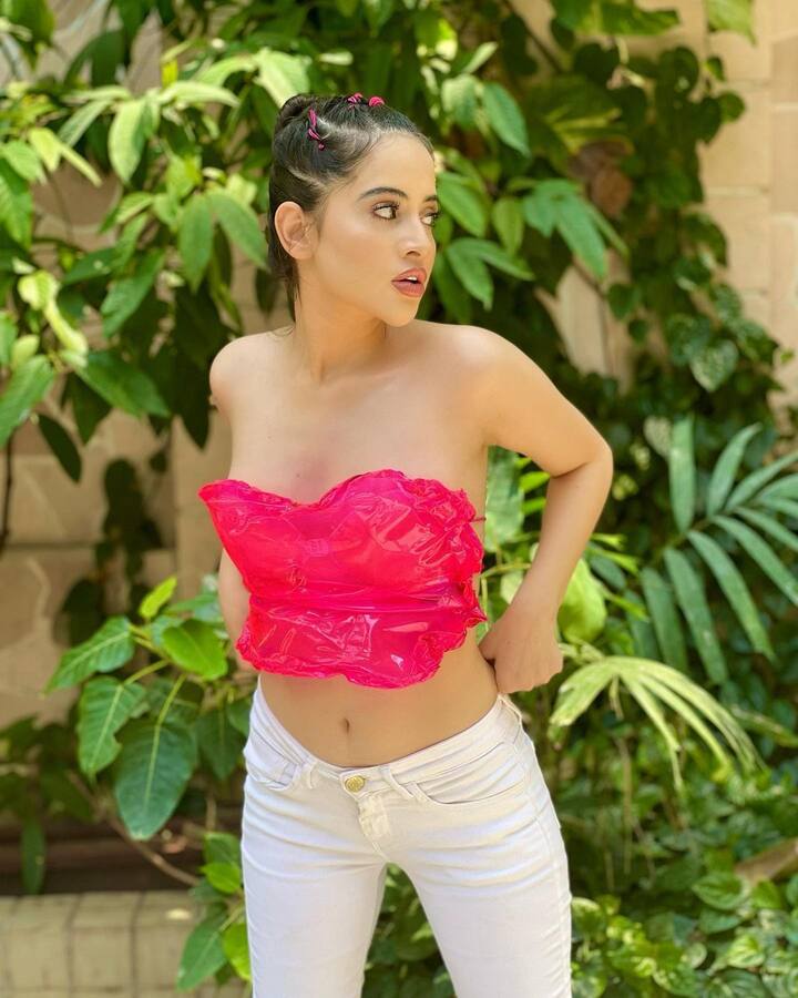 उर्फी ही अभिनेत्री आहे. तिनं  ऐ मेरे हमसफर, जीजी मां, मेरी दुर्गा, बेपनाह, चंद्र नंदिनी या शोमध्ये काम केलं आहे. 2015 मधील टेडी-मेडी फॅमिली या मालिकेमधून उर्फीनं अभिनय क्षेत्रात पदार्पण केलं. (photo:urf7i/ig)