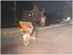 Watch: अपने बच्चे के लिए गिफ्ट ले जाते दिखा पिता, यूजर्स को याद आए बचपन के दिन