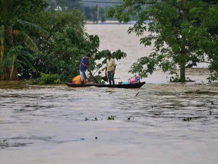 assam flood death toll touches 30 central govt released an advance of rs 324 crores from sdrf Assam Flood : आसाममध्ये साडेपाच लाखाहून अधिक नागरिकांना पुराचा फटका, केंद्र सरकारकडून 324 कोटींची मदत जाहीर