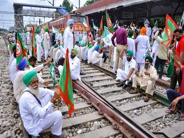 Farmers Protest on Amritsar-Delhi Railway track in Baba Bakala before Beas  Due to non-payment of Sugarcane Crop by Rana Sugar Mill ਅੰਮ੍ਰਿਤਸਰ -ਦਿੱਲੀ ਰੇਲ ਆਵਾਜਾਈ ਠੱਪ , ਕਿਸਾਨਾਂ ਨੇ ਬਾਬਾ ਬਕਾਲਾ ਵਿੱਚ ਅੰਮ੍ਰਿਤਸਰ -ਦਿੱਲੀ ਰੇਲਵੇ ਟ੍ਰੈਕ ਕੀਤਾ ਜਾਮ  
