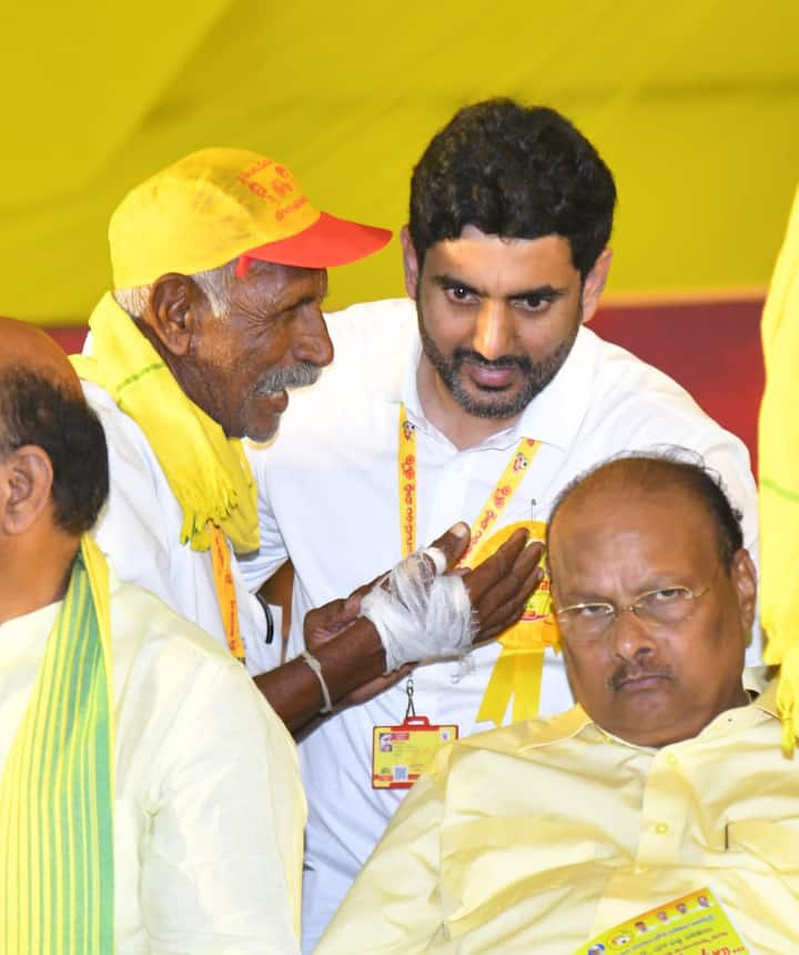 మహానాడు సభలో వృద్ధుడిని పలకరిస్తున్న లోకేశ్