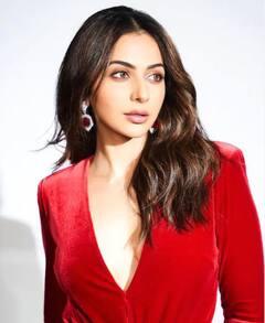 Rakulpreet Singh pics : ਰੈੱਡ ਵੇਲਵੇਟ ਡਰੈੱਸ 'ਚ ਰਕੁਲਪ੍ਰੀਤ ਸਿੰਘ ਨੇ ਵਧਾਇਆ ਇੰਟਰਨੈੱਟ ਦਾ ਪਾਰਾ, ਲੱਗ ਰਹੀ ਬਲਾ ਦੀ ਖੂਬਸੂਰਤ