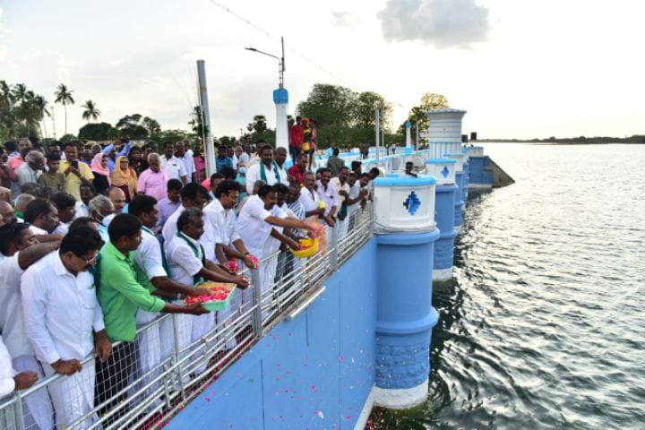 Ministers opening water from the fort for Delta District irrigation. டெல்டா மாவட்ட பாசனத்துக்கு கல்லணையில் இருந்து தண்ணீரை  திறந்த தமிழ்நாடு அமைச்சர்கள்..