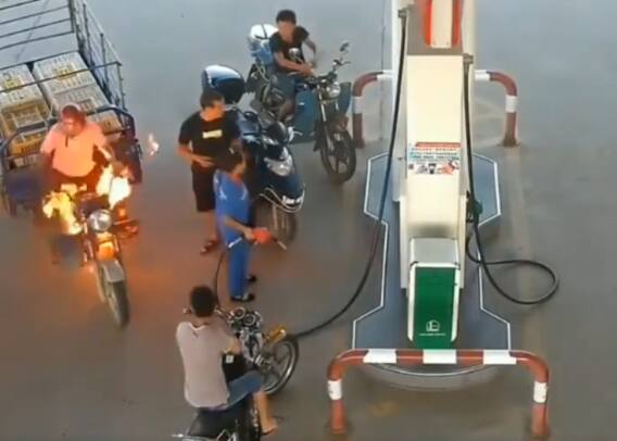 Trending Video: आग लगने पर Petrol pump से भाग गए लोग, बहादुर महिला ने ऐसे बचाई सबकी जान Trending Video: आग लगने पर Petrol pump से भाग गए लोग, बहादुर महिला ने ऐसे बचाई सबकी जान