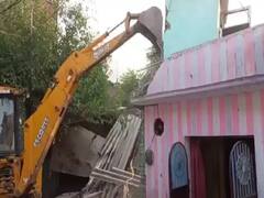 Udham Singh Nagar: सद्दाम हत्याकांड के मुख्य आरोपी नवाब के घर पर चला बुलडोजर, मचा हड़कंप