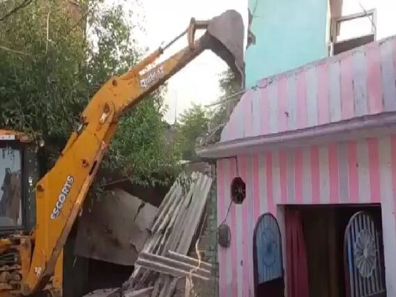 Udham Singh Nagar: सद्दाम हत्याकांड के मुख्य आरोपी नवाब के घर पर चला बुलडोजर, मचा हड़कंप Udham Singh Nagar: सद्दाम हत्याकांड के मुख्य आरोपी नवाब के घर पर चला बुलडोजर, मचा हड़कंप