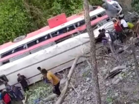 Palghar ST Bus Accident : पालघरमध्ये मद्यधुंद चालकामुळे एसटी बस दरीत कोसळली; 15 प्रवासी जखमी Palghar ST Bus Accident : पालघरमध्ये मद्यधुंद चालकामुळे एसटी बस दरीत कोसळली; 15 प्रवासी जखमी