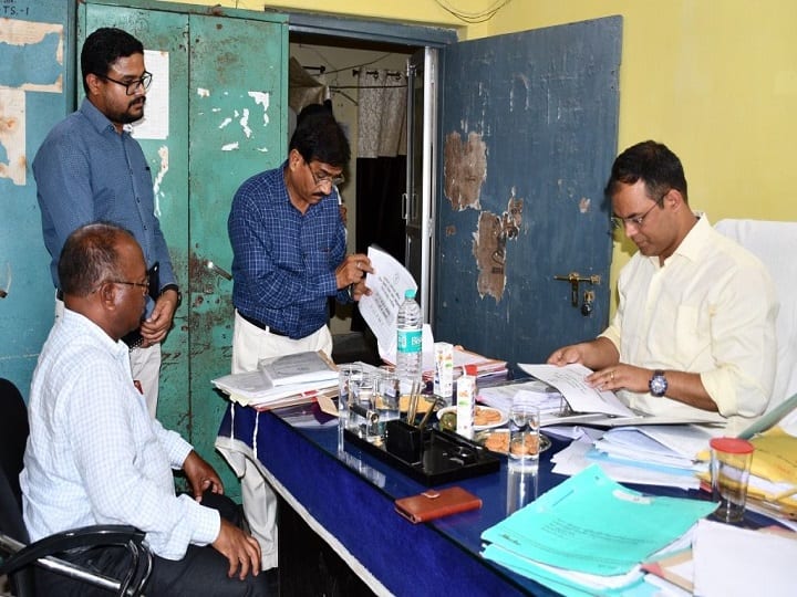 Balrampur-Ramanujganj dm instruction to stop salary of ee, sdo and sub engineer of public works department in Chhattisgarh ann Chhattisgarh News: बलरामपुर-रामानुजगंज के विकास कार्य लंबित होने पर डीएम ने जताई नाराजगी, उठाया ये कदम