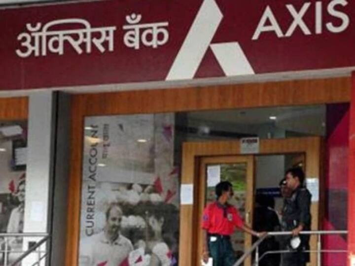 2. Axis Bank के सेविंग अकाउंट चार्जेज में बदलाव - एक्सिस बैंक ने सेमी-अर्बन और ग्रामीण इलाकों के बचत खातों और सैलेरी प्रोग्राम के तहत खोले गए बैंक खातों के मिनिमम अकाउंट बैलेंस रखने की सीमा को बढ़ाने का निर्णय लिया है जो 1 जून से लागू होने जा रहा है. Easy Saving और सैलेरी प्रोग्राम वाले खातों के लिए मिनिमम अकाउंट बैलेंस रखने की सीमा को 15,000 रुपये से बढ़ाकर 25,000 रुपये कर दिया है. या फिर 1 लाख रुपये का टर्म डिपॉजिट रखना जरुरी होगा. वहीं लिबर्टी सेविंग अकाउंट में मिनिमम अकाउंट बैलेंस रखने की सीमा को 15,000 रुपये से बढ़ाकर 25,000 रुपये कर दिया गया है. या फिर 25,000 रुपये खर्च करना होगा.