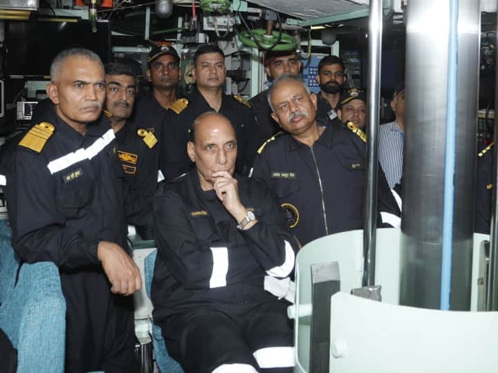 Rajnath Singh In Kharwar: पनडुब्बी में सवार हुए रक्षामंत्री राजनाथ सिंह, भारतीय नौसेना की ताकत के बारे में कही ये बड़ी बात