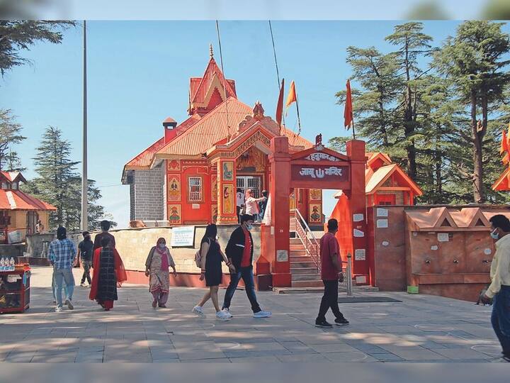 इस मंदिर में हनुमान जी की एक 108 फीट उंची मूर्ति को स्थापित किया गया है. जो देश की सबसे उंची मूर्तियों में से एक है. जो शिमला के अधिकांश हिस्सों से दिखाई देती है.