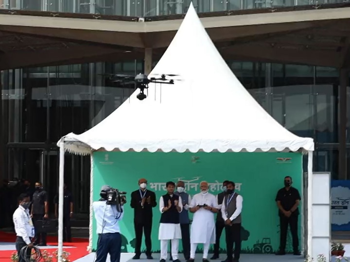 PM Modi Flies Drone: पीएम मोदी ने ड्रोन उड़ाकर सबको चौंकाया, बताया- क्या है उनका सपना