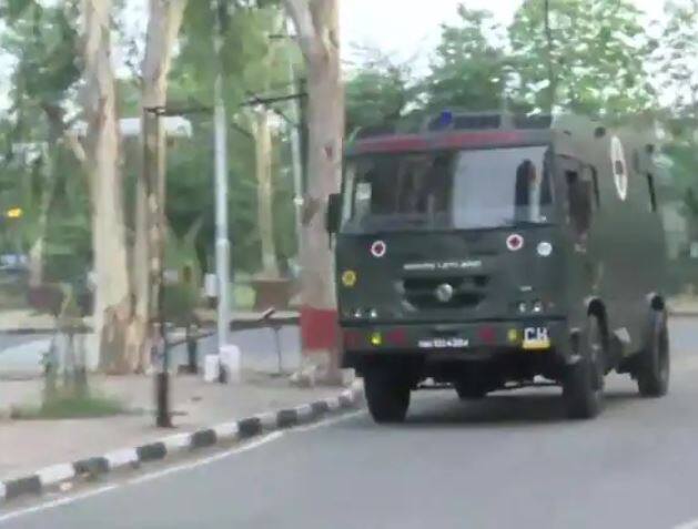 ਭਾਰਤੀ ਫੌਜ ਮੁਤਾਬਕ ਸ਼ੁੱਕਰਵਾਰ ਸਵੇਰੇ ਕਰੀਬ 9 ਵਜੇ ਸੈਨਿਕਾਂ ਨਾਲ ਭਰੀ ਬੱਸ ਪਰਤਾਪੁਰ ਟਰਾਂਜ਼ਿਟ ਕੈਂਪ ਤੋਂ ਹਨੀਫ ਸਬ-ਸੈਕਟਰ 'ਚ ਅੱਗੇ ਵਾਲੇ ਸਥਾਨ 'ਤੇ ਜਾ ਰਹੀ ਸੀ। ਇਸ ਦੌਰਾਨ ਬੱਸ ਫਿਸਲ ਕੇ ਕਰੀਬ 50-60 ਫੁੱਟ ਹੇਠਾਂ ਸ਼ਿਓਕ ਨਦੀ 'ਚ ਜਾ ਡਿੱਗੀ।