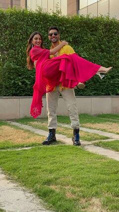 Kiara Advani-Varun Dhawan Photos: प्रमोशन के दौरान वरुण धवन ने कियारा आडवाणी को उठाया गोद में, फोटोज वायरल