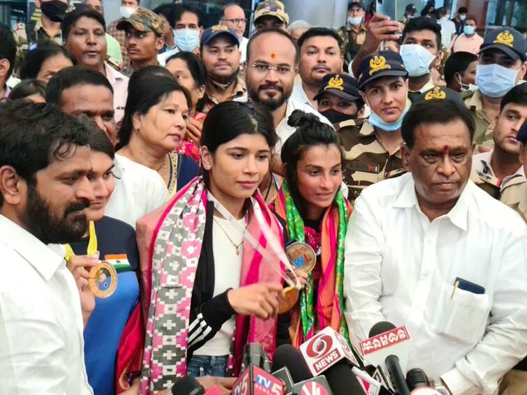 Hyderabad Boxer Nikhat Zareen returned TS Govt grand welcome to World Champion Nikhat Zareen : హైదరాబాద్ కు నిఖత్ జరీన్, శంషాబాద్ ఎయిర్ పోర్టులో ఘన స్వాగతం