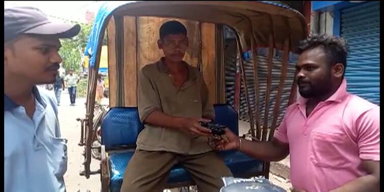 Howrah News: rikshaw driver return money bag, know in details Howrah News: রিক্সাচালকের সততার নজির, নিজের দারিদ্রতা ভুলে ফিরিয়ে দিলেন মানিব্যাগ
