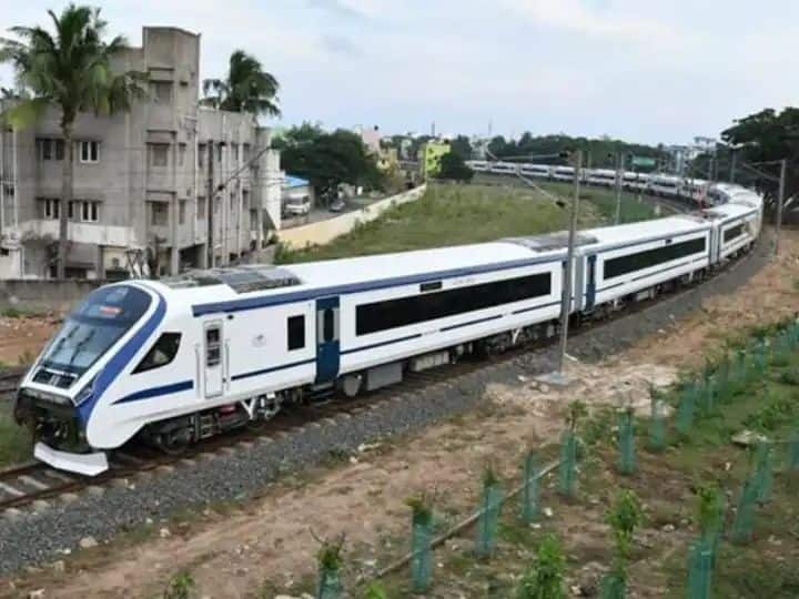 Vande Bharat Train Vande Bharat catches speed faster than bullet train Vande Bharat top speed Vande Bharat Train: बुलेट ट्रेन से भी तेज रफ्तार पकड़ती है वंदे भारत, ये है ट्रेन की टॉप स्पीड