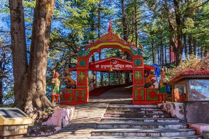 इस मंदिर की मान्यता है कि श्रीराम-रावण के युद्ध में लक्ष्मण जी के मूर्छित होने पर जब हनुमान जी संजीवनी बूटी लेने जा रहे थे. जब उन्होंने यहा विश्राम किया था और तभी उनकी नजर यहां पर तपस्या कर रहे यक्ष ऋषि पर पड़ी थी. जिन्होंने हनुमान जी को संजीवनी बूटी की जानकारी दी थी.