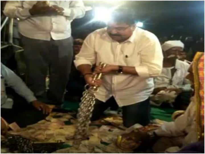 Gujarat minister Arvind Raiyani flogs himself with chains at religious meet Gujarat Minister Arvind Raiyani: गुजरात के मंत्री ने धार्मिक कार्यक्रम में खुद को जंजीरों से पीटा, कांग्रेस ने बताया अंधविश्वास