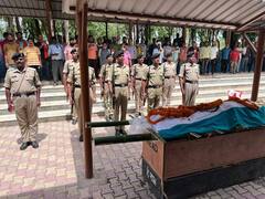 Chhattisgarh: तिरंगे में लिपटा अम्बिकापुर पहुंचा बीएसएफ जवान का शव, राजकीय सम्मान के साथ हुआ अंतिम संस्कार