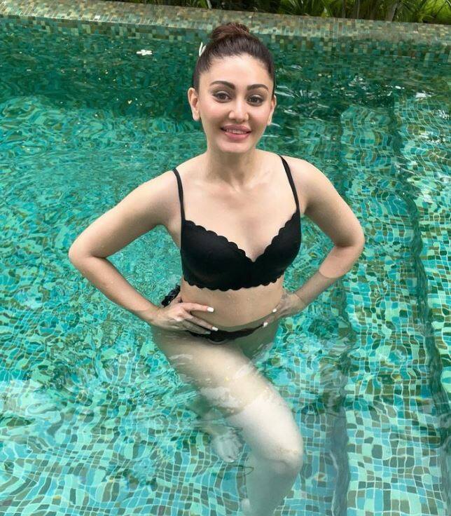 આ પહેલા અભિનેત્રીએ બ્લેક બિકિનીમાં તસવીરો શેર કરી હતી જે ખૂબ જ વાયરલ થઈ હતી.