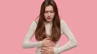 যদিও লেবুর রস অ্যাসিডিক, জলের সাথে মেশানো হলে এটি শরীরে একটি ক্ষারীয় প্রভাব ফেলে। জল পান কোষ্ঠকাঠিন্যের ঝুঁকি কমাতে সাহায্য করতে পারে। লেবুর রসে থাকা অ্যাসিড খাবারকে আরও দক্ষতার সাথে ভেঙে ফেলতে সাহায্য করবে, শরীরের জন্য প্রতিটি খাবার থেকে সর্বাধিক পুষ্টি আহরণ করা সহজ করে তুলবে।