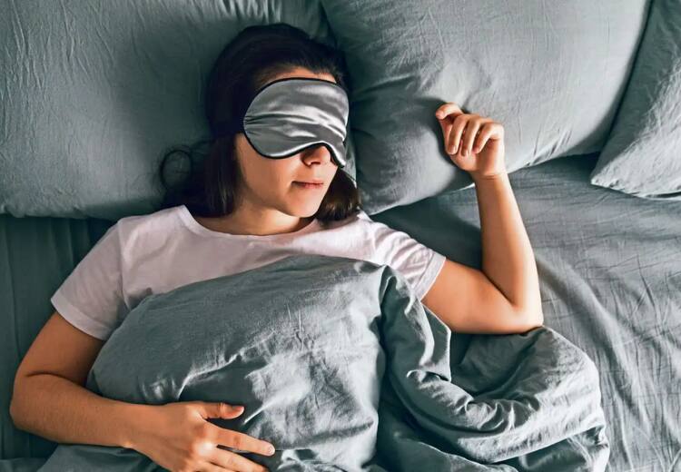 Sleep is linked with hypertension and how to get a proper sleep Sleep and High Blood Pressure : தூக்கமின்மையால் இது உயரும்.. இந்த நிலையில் தூங்கினால் கைமேல் பலன்.. இந்த டிப்ஸை படிங்க முதல்ல..