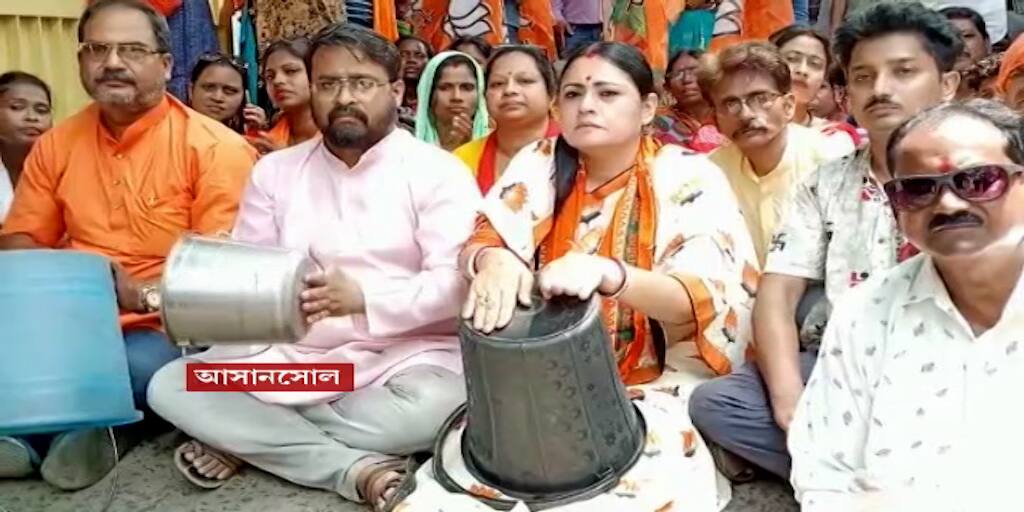 Asansol : Agnimitra Paul on dharna with BJP workers with demand of drinking water supply in Asansol Agnimitra Paul : খালি বালতি বাজিয়ে পানীয় জল সরবরাহের দাবিতে ধর্নায় অগ্নিমিত্রা !
