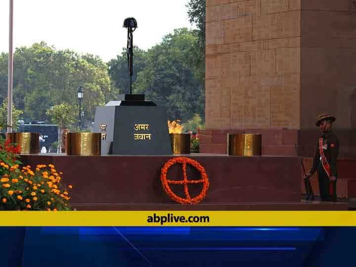 National War Memorial: 1971 के युद्ध के शहीद सैनिकों के प्रतीक राइफल और हेलमेट को इंडिया गेट से नेशनल वॉर मेमोरियल में ले जाया गया Rifles and helmets symbolizing the martyred soldiers of the 1971 war were moved from India Gate to the National War Memorial ann National War Memorial: 1971 के युद्ध के शहीद सैनिकों के प्रतीक राइफल और हेलमेट को इंडिया गेट से नेशनल वॉर मेमोरियल में ले जाया गया