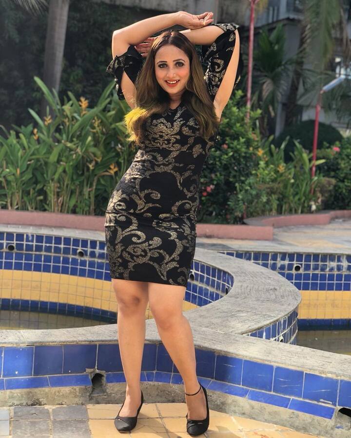 अपने लुक को पूरा करने के लिए रानी ने बालों को खुला रखा हैं औऱ मैंचिंग हील्स कैरी की हैं.