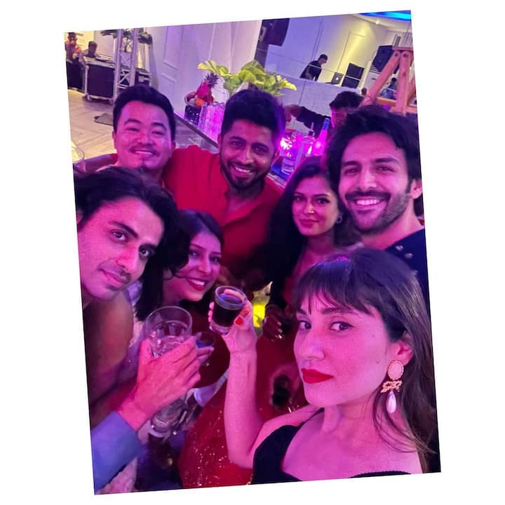 कार्तिक आर्यन अपनी मैनेजर की शादी में बहुत लेट पहुंचे थे, इसकी वजह से उन्हें जान्हवी से बहुत डांट भी पड़ी थी.।