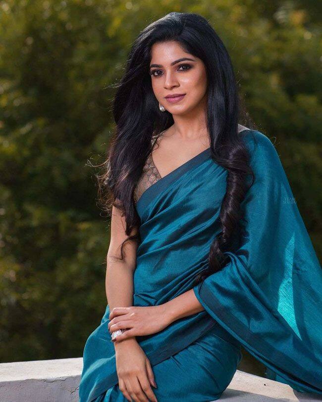 சாளரத்தின் வெளிச்சத்திலே அரும்புகிறேன் … மெய் கடலின் அலைகளிலே சுழலுதே கவிழுதே மனமதுவே …