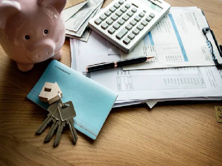 अगर आप पहले से लोन बोझ तले दबे हुए हैं तो ज्यादा लोन लेने से बचें. ज्यादा लोन लेने से आप कर्ज के जाल में ज्यादा फंसते जाएंगे. इसके साथ ही क्रेडिट कार्ड बिल को भी ज्यादा बढ़ाने से बचें.