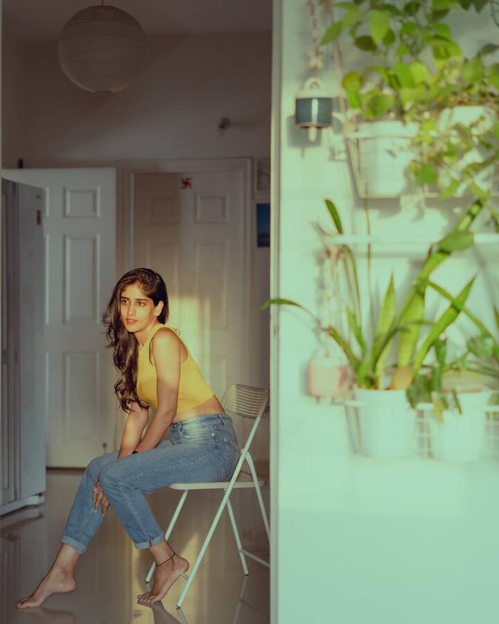 తెలుగు సినిమా ఇండస్ట్రీలో కథానాయికలుగా ఉన్న తెలుగమ్మాయిలు చాలా తక్కువ. వేళ్ల మీద లెక్క పెట్టవచ్చు. వారిలో చాందినీ చౌదరి ఒకరు. ఇప్పటికే చాలా చిత్రాల్లో నటించారు. గత ఏడాది ‘కలర్ ఫొటో’ సినిమాతో మంచి సక్సెస్ అందుకున్నారు. ఇప్పుడామె చేతిలో నాలుగైదు చిత్రాలు ఉన్నాయి. అందులో ‘సమ్మతమే’ ఒకటి. షార్ట్స్ ఫిలిమ్స్ ద్వారా గుర్తింపు తెచ్చుకున్న చాందిని చౌదరికి సినిమా అవకాశాలు వచ్చాయి. హీరోయిన్ గా ఆమె నటించిన సినిమాలేవీ పెద్దగా ఆడలేదు. 2020లో 'కలర్ ఫోటో' సినిమాతో ప్రేక్షకుల ముందుకు వచ్చింది ఈ బ్యూటీ. ఈ సినిమాకి యూత్ బాగా కనెక్ట్ అవ్వడంతో చాందినీకి గుర్తింపు వచ్చింది. ప్రస్తుతం చాందినీ నటించిన ‘గాలివాన’ వెబ్ సీరిస్ ఓటీటీలో స్ట్రీమింగ్ అవుతోంది. అందగత్తె ఎలా ఉన్నమే అన్నట్లు.. చాందినీ అలా కుర్చీలో కూర్చొని సింపుల్‌గా ఫొటోలకు పోజులిచ్చింది.  Photo Courtesy: Chandini Chowdary/Instagram