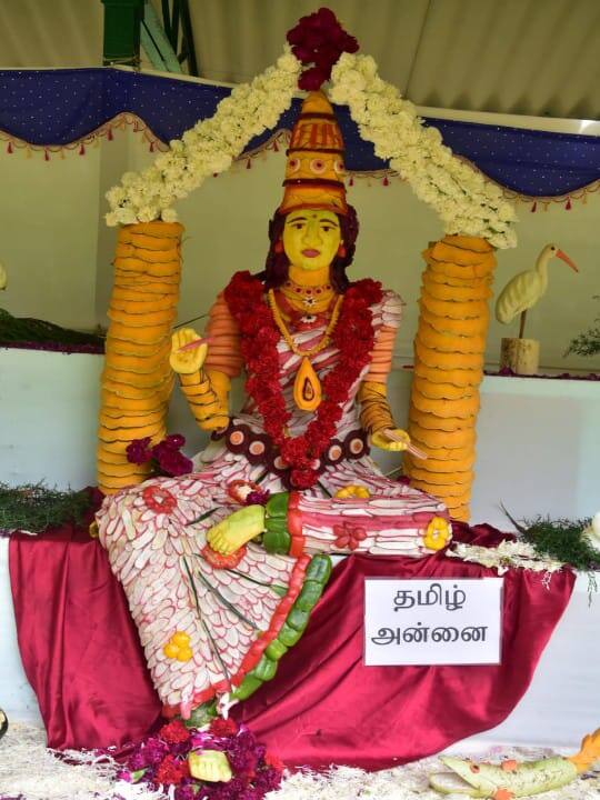 தமிழ் அன்னை மலர்களால் அலங்கரிங்கப்பட்டுள்ளது.