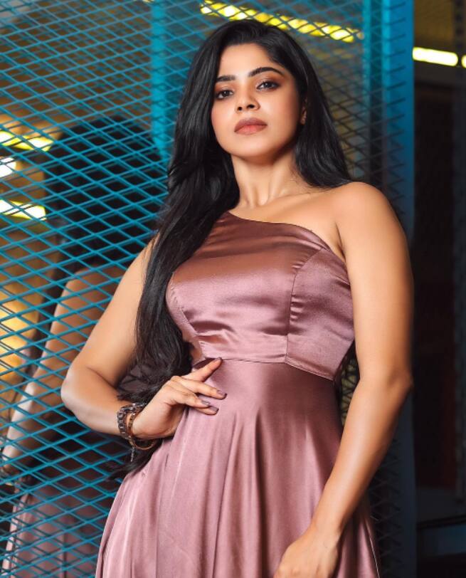 பெண்ணே பெண்ணே உந்தன் கையில் நானும் கூடும் நேரம் விட்டு செல்லாதே கண்ணே கண்ணே நீளும் காலம் வேண்டும் வாராயோ அருகிலே