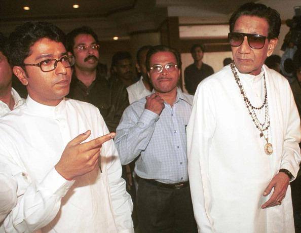अब बात दोनों के फर्क की –  बाल ठाकरे का जीवन शिवसेना से शुरू हुआ और उसी में अंतिम समय तक रहा, राज शिवसेना से राजनीतिक जीवन शुरू तो किया लेकिन 2006 में अपनी पार्टी बना ली.  राज ठाकरे ने भी बाल ठाकरे की तरह 2015 में मराठा नाम से अखबार शुरू किया, जो शिवसेना की तरह मनसे का मुखपत्र था, हालांकि, ये ज्‍यादा समय तक चल नहीं पाया. बाल ठाकरे हमेशा समान विचारधारा वाली पार्टियों के साथ नजर आए, लेकिन राज ठाकरे कभी बीजेपी, कभी कांग्रेस और कभी एनसीपी के पक्ष में प्रचार करते नजर आए.