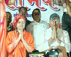 PHOTO : नवनीत राणा आणि रवी राणांचा मंत्रोच्चाराच्या गजरात दुग्धाभिषेक