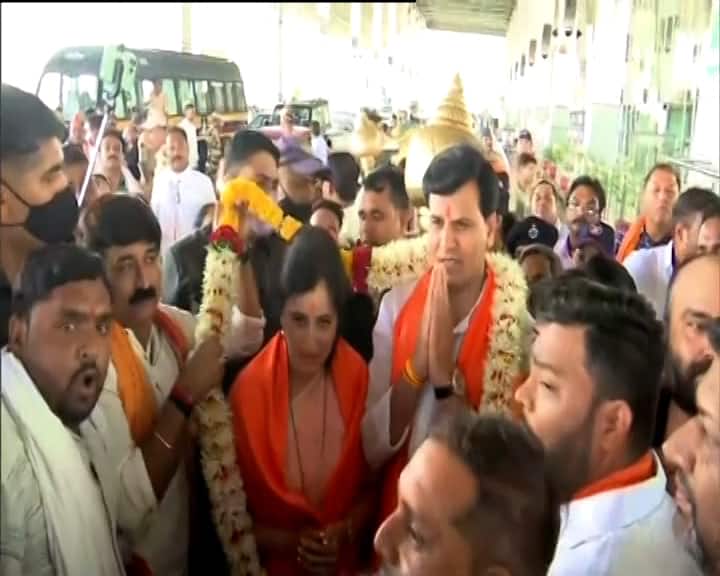 Navneet Rana and her husband recited Hanuman Chalisa in Nagpur temple NCP workers also worshiped Hanuman Chalisa Row: नवनीत राणा और उनके पति ने नागपुर के मंदिर में हनुमान चालीसा का किया पाठ, NCP कार्यकर्ताओं ने भी पूजा की