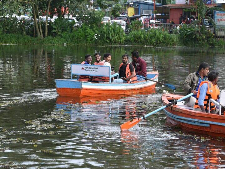 கொடைக்கானலில் படகு சவாரி செல்லும் இளைஞர்கள்
