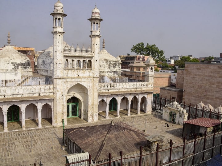 Gyanvapi Masjid Case Varanasi DM Vazukhana can be built on the left side of the entry gate in the courtyard ann Gyanvapi Masjid News: आंगन में एंट्री गेट के बाईं तरफ बन सकता है अस्थाई वजूखाना, नमाजियों की के साथ ही बाबा के भक्तों का भी रखा जाएगा ध्यान