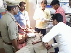 Kushinagar Crime News: सिरफिरे ने सिपाही पर धारदार हथियार से किया हमला, नाजुक हालत में मेडिकल कॉलेज में भर्ती